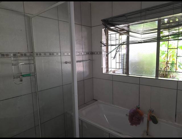 5 BEDROOM HOUSE FOR SALE IN FLORA PARK